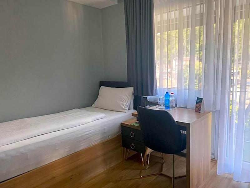 Louis Hotels image