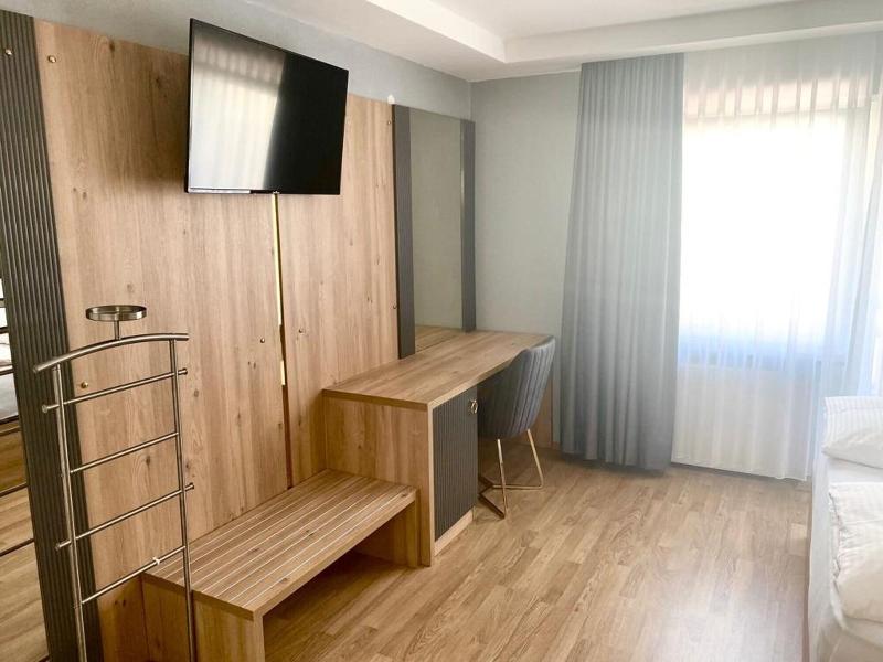 Louis Hotels image
