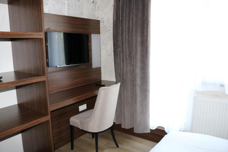 Louis Hotels image