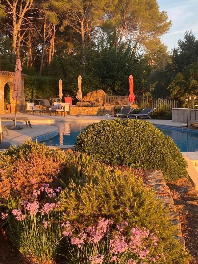Une Pause En Provence image