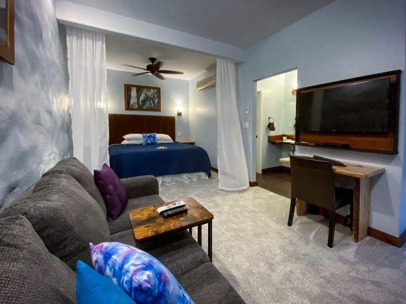 Makanda Inn & Cottages image