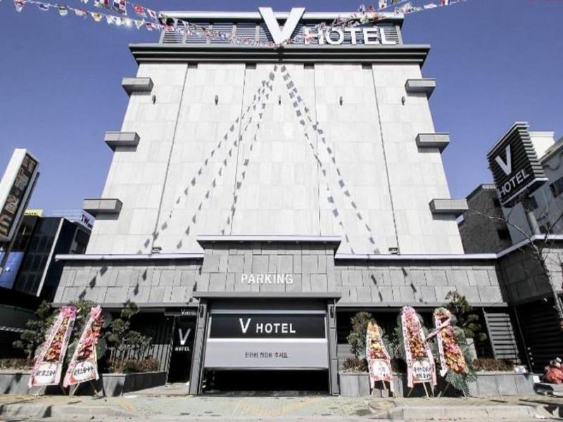 V Hotel image