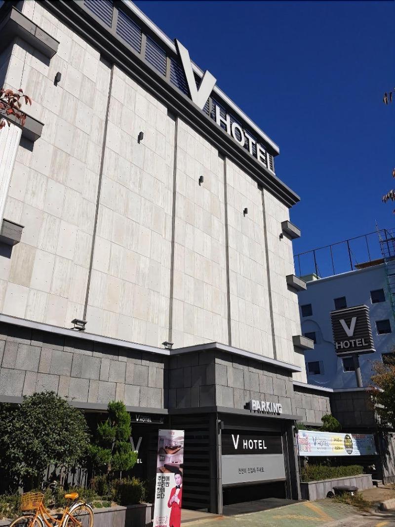 V Hotel image