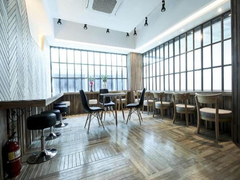 V Hotel image