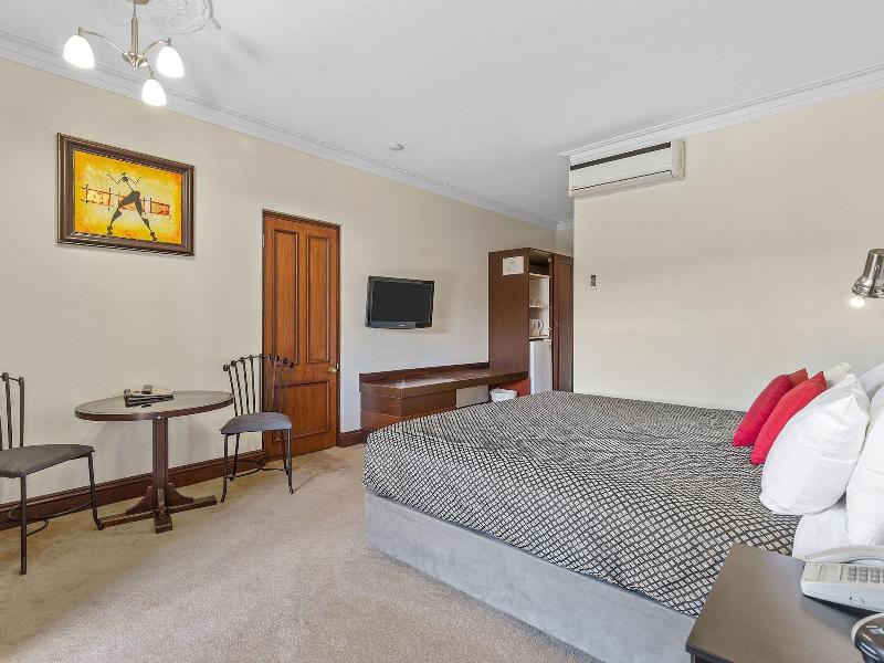Heritage Country Motel image