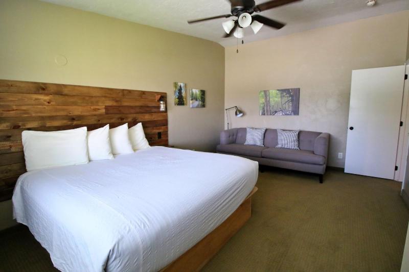 Hidden Canyon Retreat image