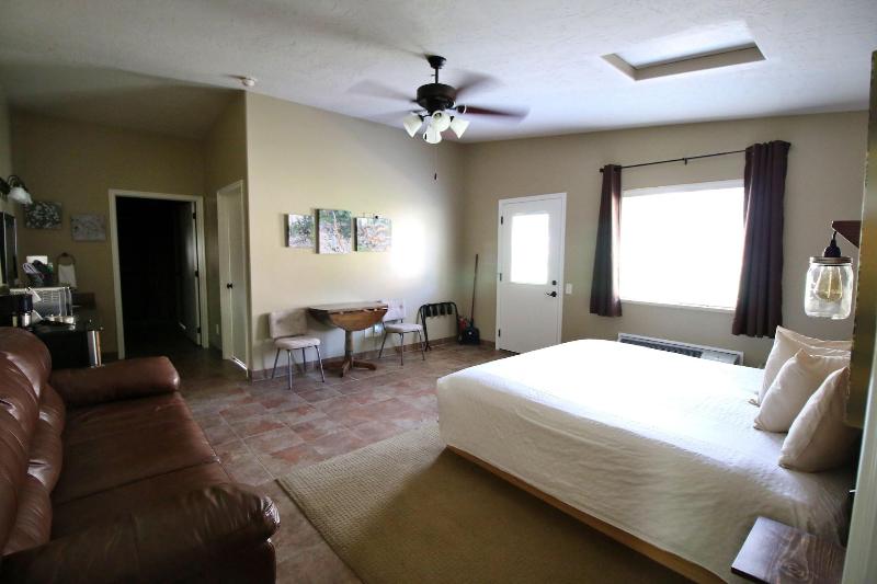Hidden Canyon Retreat image
