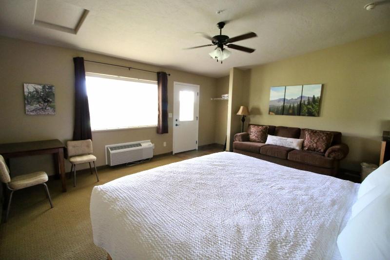 Hidden Canyon Retreat image