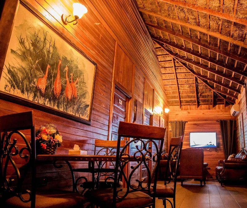 CHALET QUEEN SIZE BED