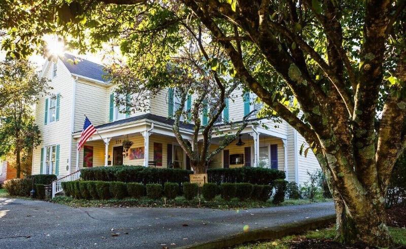 Montgomery Inn Bnb image