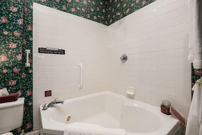 Montgomery Inn Bnb image