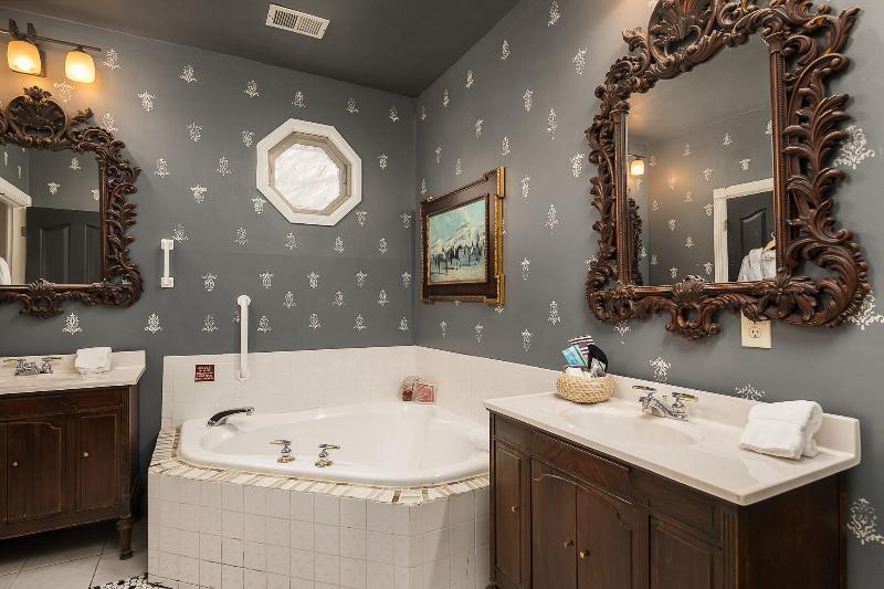 Montgomery Inn Bnb image