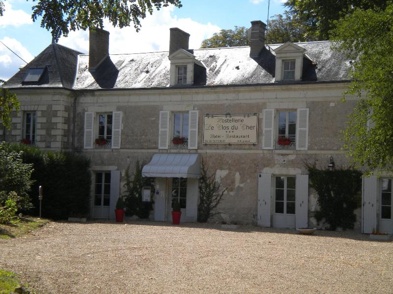 Hostellerie Le Clos Du Cher — exterior view