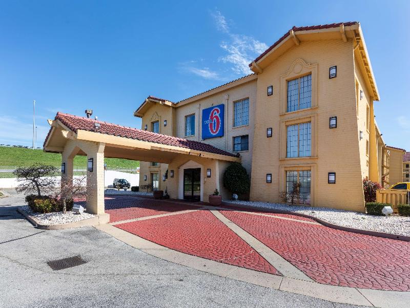 Motel 6 Knoxville, TN image