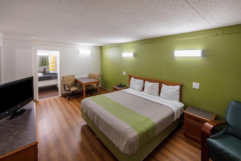 Motel 6 Knoxville, TN image