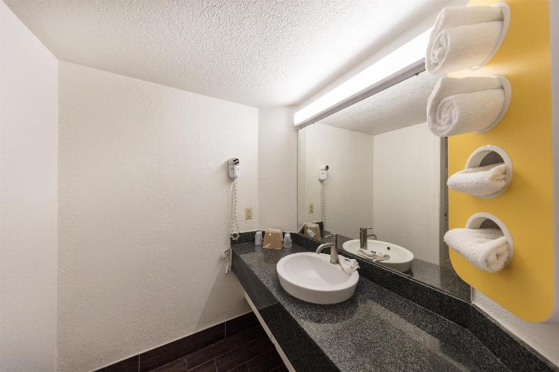 Motel 6 Knoxville, TN image