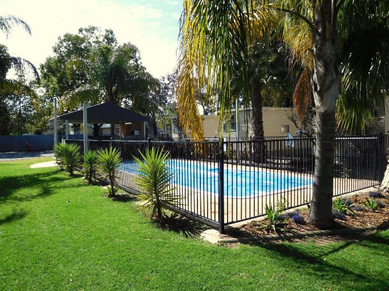 Narrabri Motel And Caravan Park — exterior view