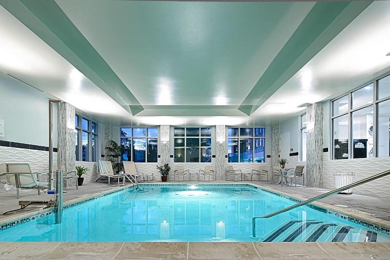 Fairfield Inn & Suites by Marriott Boston Logan Ai image