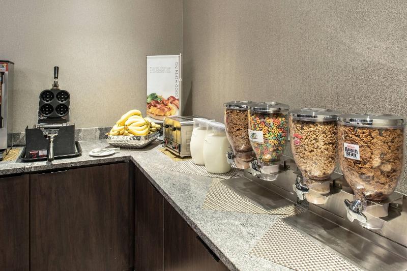Fairfield Inn & Suites by Marriott Boston Logan Ai image