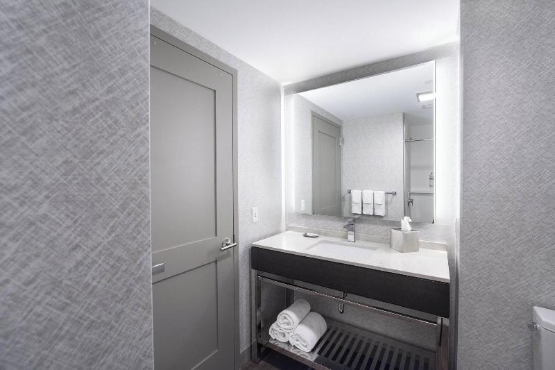 Fairfield Inn & Suites by Marriott Boston Logan Ai image