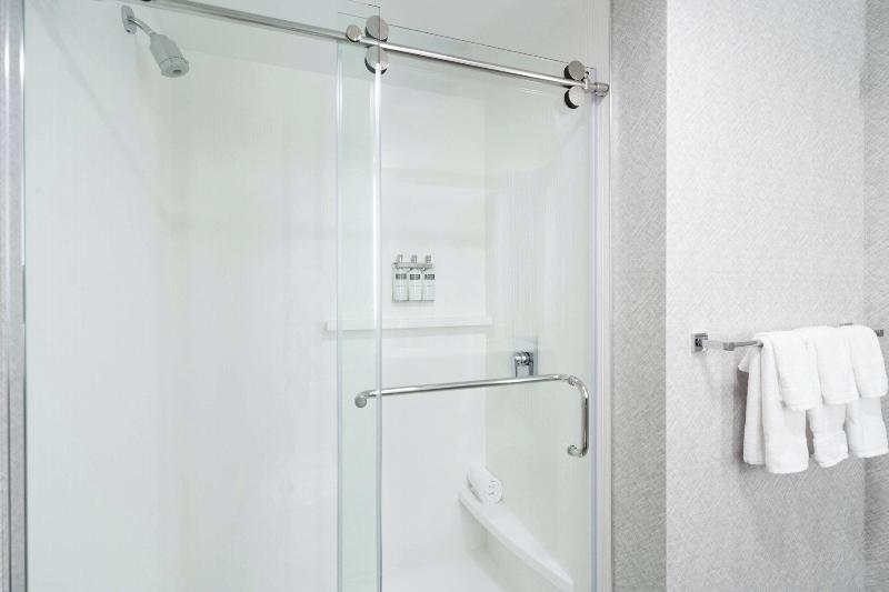 Fairfield Inn & Suites by Marriott Boston Logan Ai image