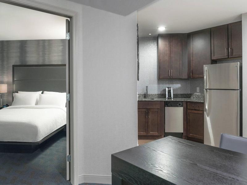 Fairfield Inn & Suites by Marriott Boston Logan Ai image
