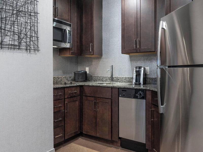 Fairfield Inn & Suites by Marriott Boston Logan Ai image