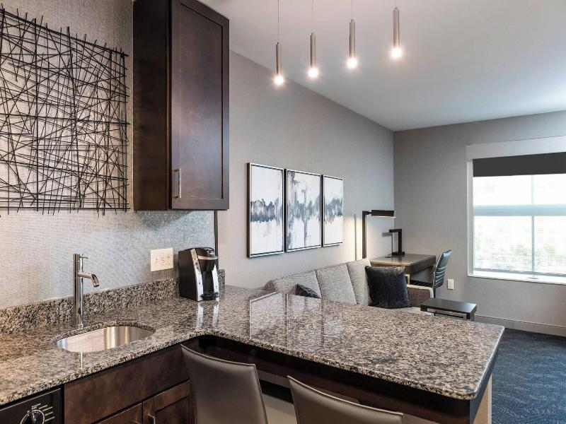 Fairfield Inn & Suites by Marriott Boston Logan Ai image
