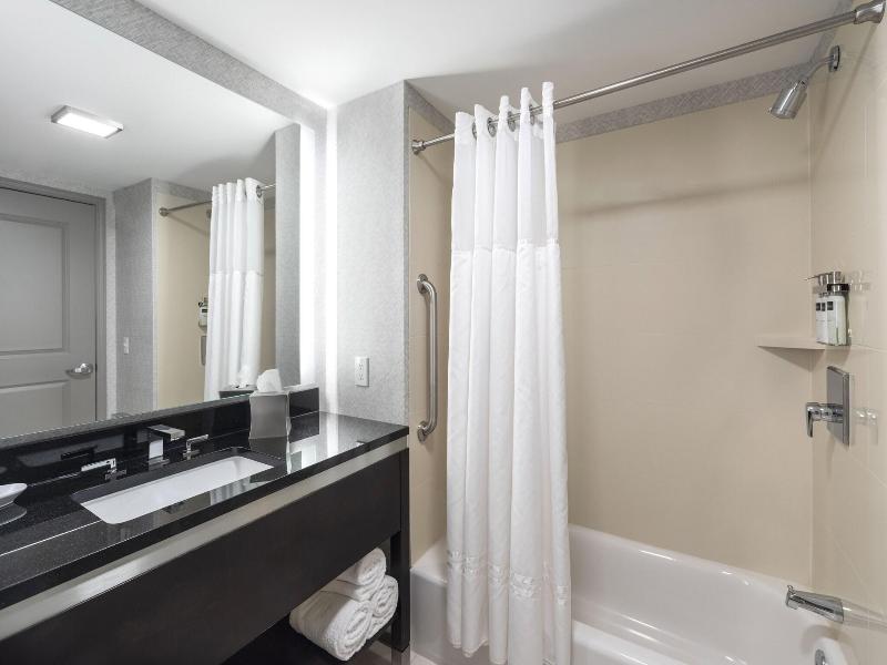 Fairfield Inn & Suites by Marriott Boston Logan Ai image