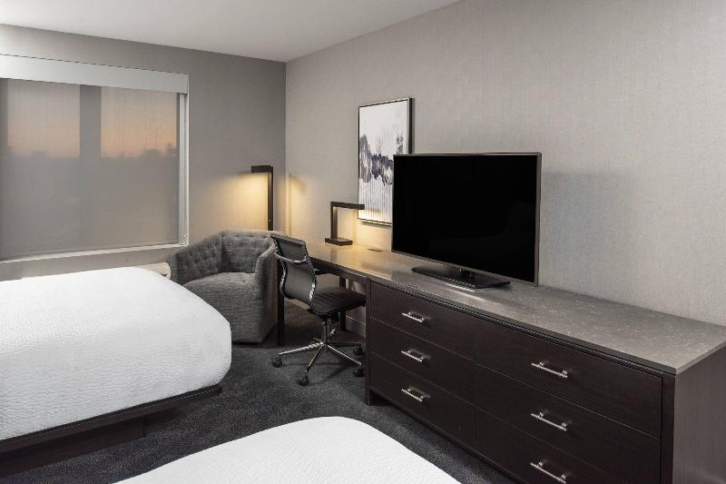 Fairfield Inn & Suites by Marriott Boston Logan Ai image