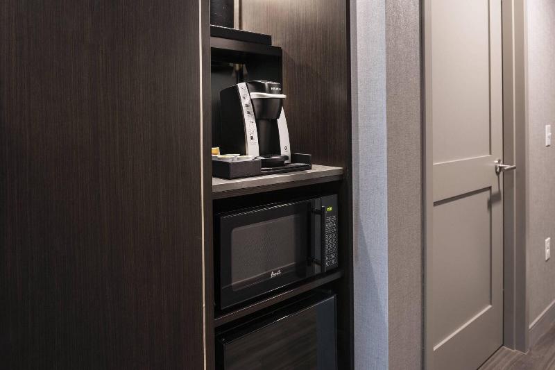 Fairfield Inn & Suites by Marriott Boston Logan Ai image