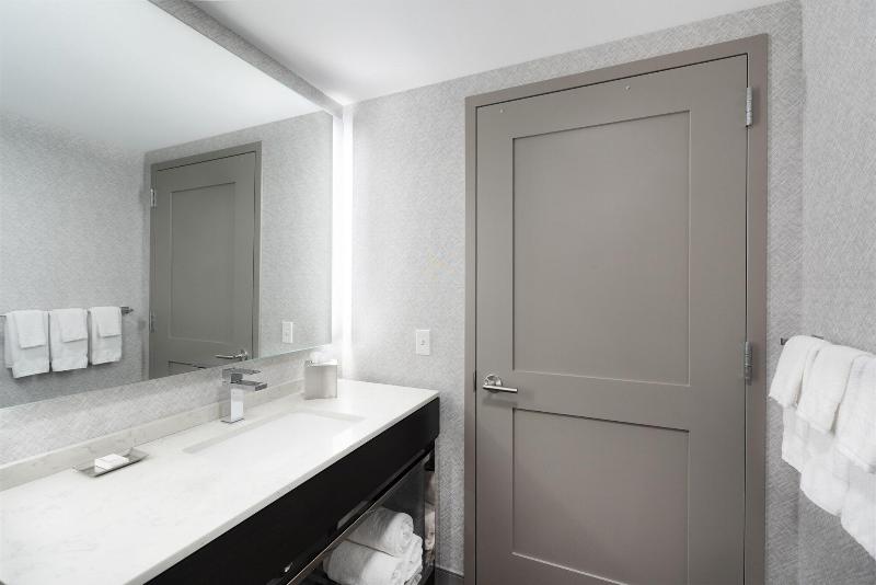 Fairfield Inn & Suites by Marriott Boston Logan Ai image