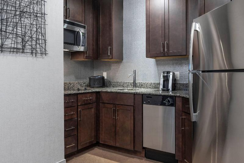 Fairfield Inn & Suites by Marriott Boston Logan Ai image