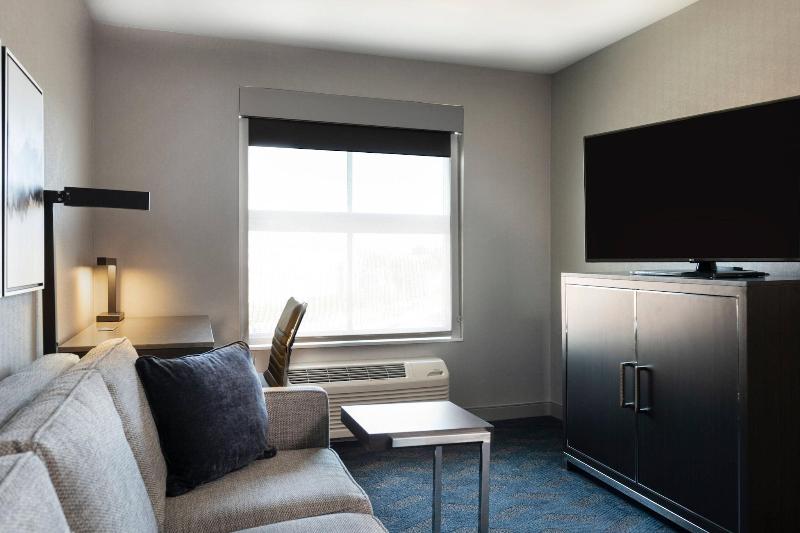 Fairfield Inn & Suites by Marriott Boston Logan Ai image