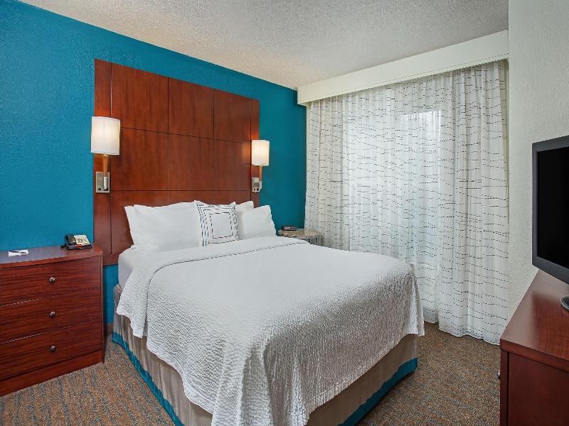 SUITE Accessible-Queen Size Bed — photo 5