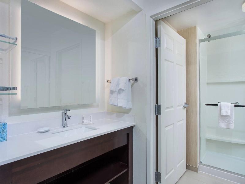 SUITE Accessible-Queen Size Bed — photo 6