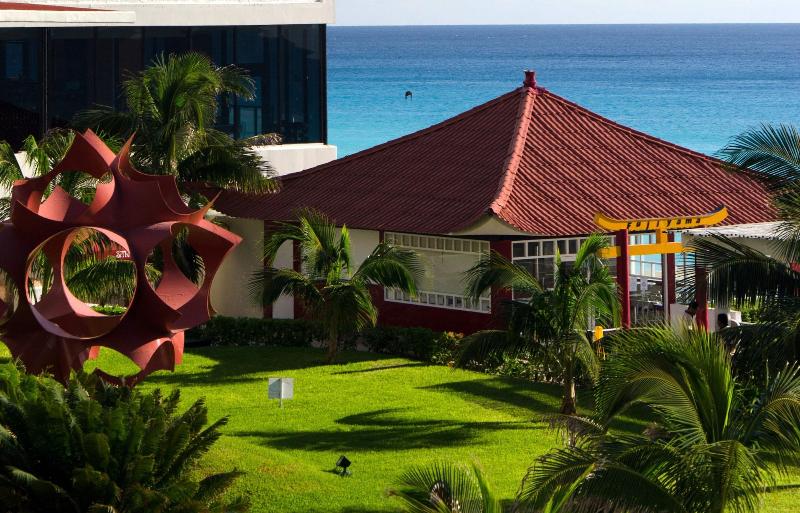 Crown Paradise Club Cancún Todo Incluido image