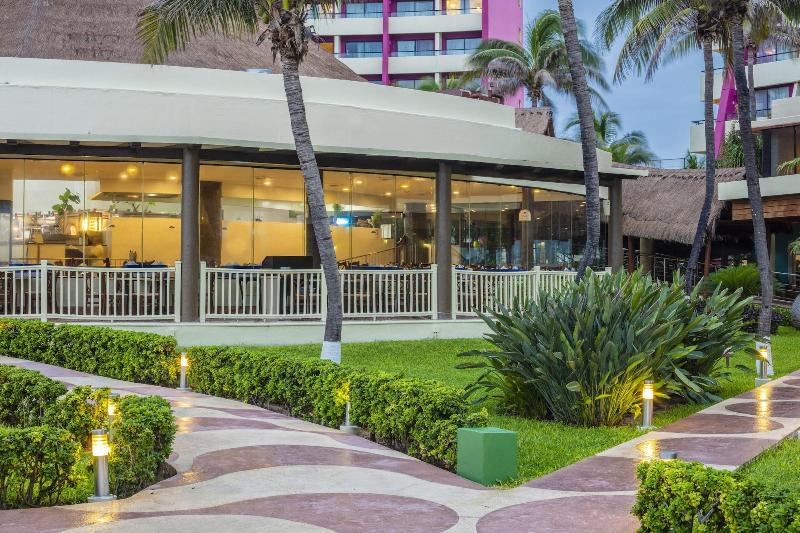 Crown Paradise Club Cancún Todo Incluido image