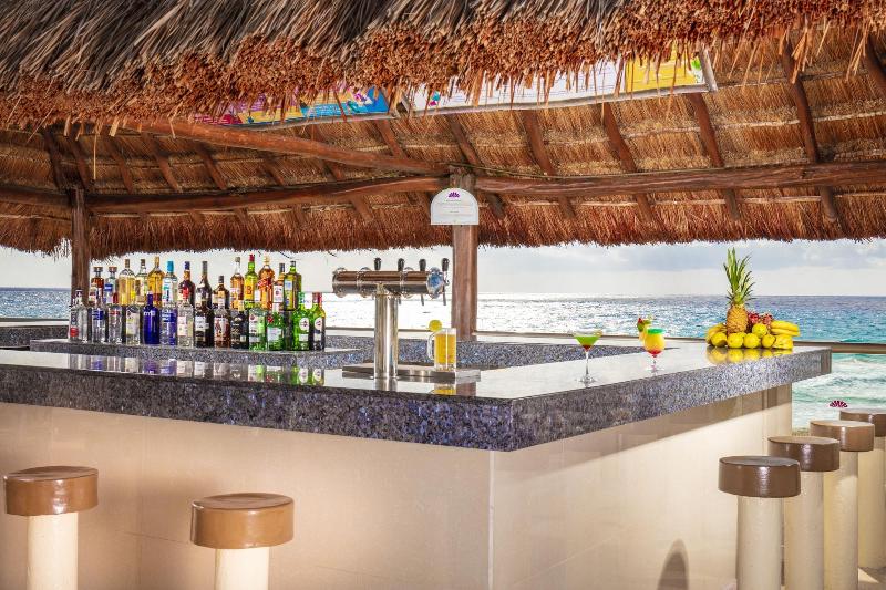 Crown Paradise Club Cancún Todo Incluido image