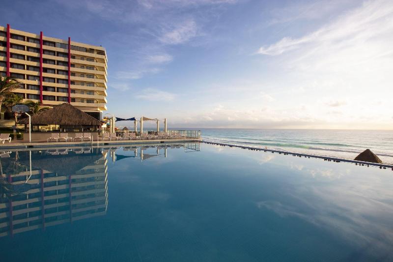 Crown Paradise Club Cancún Todo Incluido image