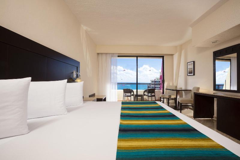 Crown Paradise Club Cancún Todo Incluido image