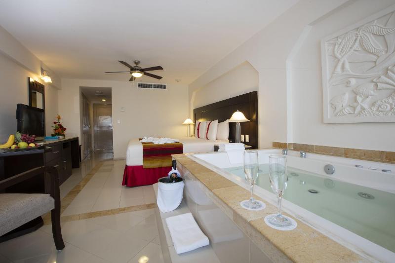 Crown Paradise Club Cancún Todo Incluido image
