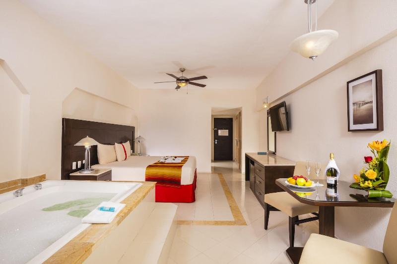 Crown Paradise Club Cancún Todo Incluido image