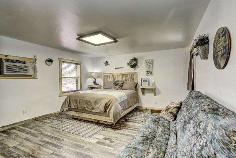 Cascade Lake Inn image