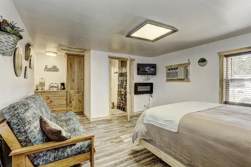 Cascade Lake Inn image