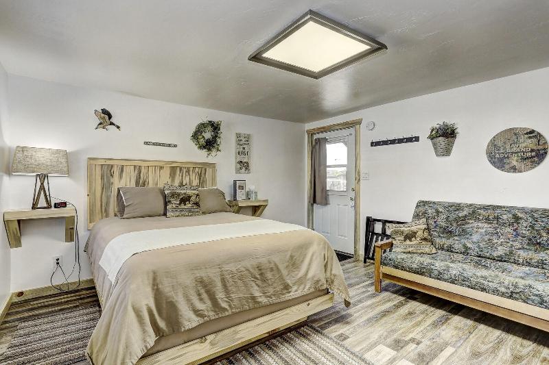 Cascade Lake Inn image