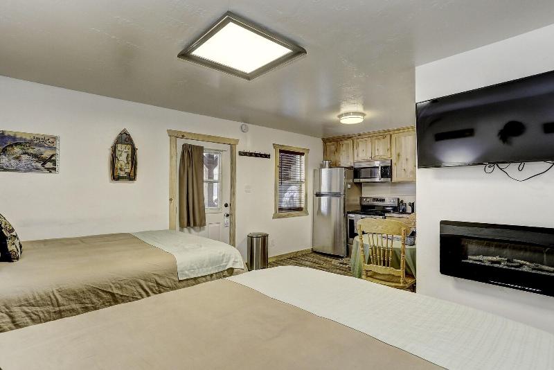 Cascade Lake Inn image