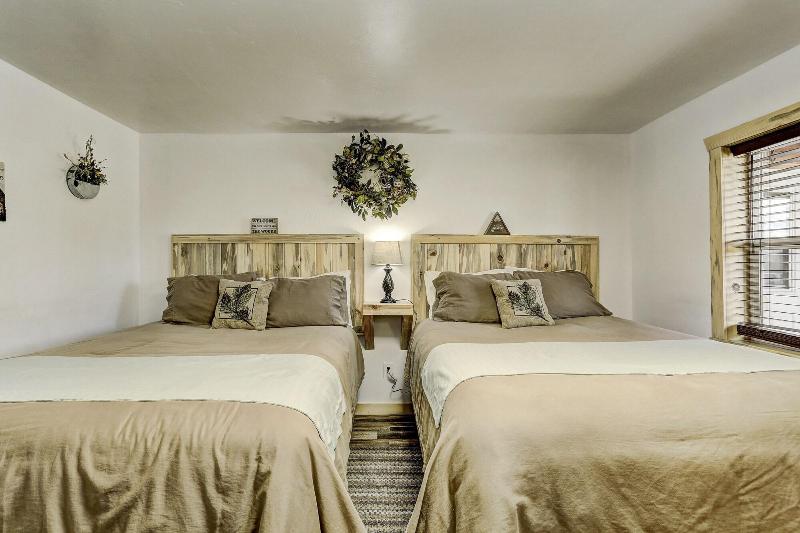 Cascade Lake Inn image