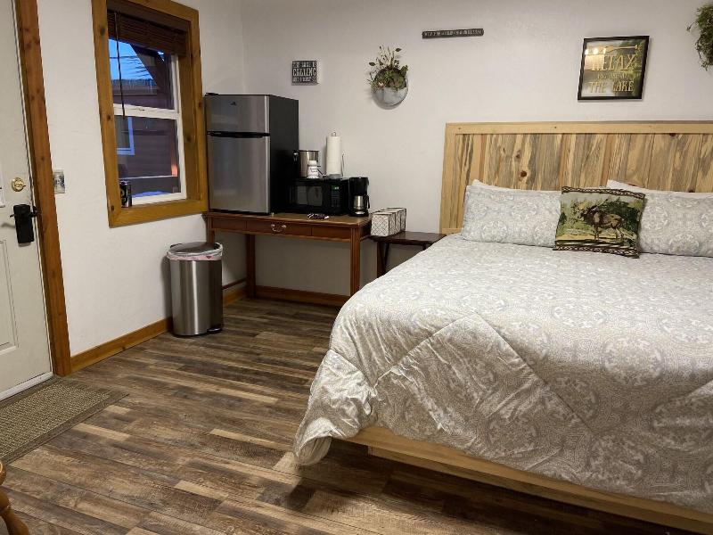 Cascade Lake Inn image