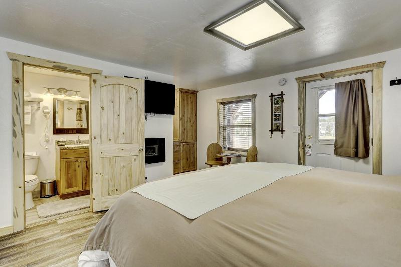Cascade Lake Inn image